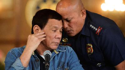 Kepala Kepolisian Nasional Filipina Ronald dela Rosa (kanan) dan Presiden Rodrigo Duterte di Manila, Januari 2017. Reuters/Ezra Acayan