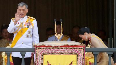 Raja Thailand Maha Vajiralongkorn memberikan pidato pertamanya sebagai raja di Suddhaisavarya Prasad Hall, Bangkok, 6 Mei 2019. Reuters/Jorge Silva