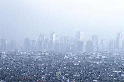 Polusi udara menutupi langit di wilayah Jakarta Utara. TEMPO/Subekti
