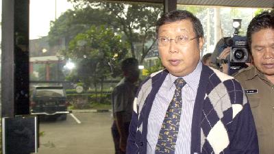 Sjamsul Nursalim at the Attorney General’s Office for questioning, Jakarta,April 9, 2001. TEMPO doc./Bernard Chaniago