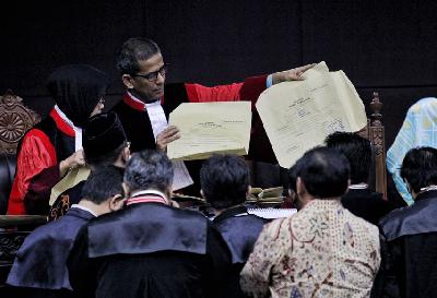 Majelis hakim Mahkamah Konstitusi membandingkan amplop cokelat milik saksi Prabowo-Sandi dengan milik KPU saat sidang sengketa hasil pilpres di MK