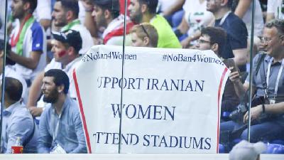 Spanduk dukungan bagi perempuan Iran untuk menyaksikan laga sepak bola langsung di stadion dalam pergelaran Piala Dunia di Saint Petersburg, Rusia. 