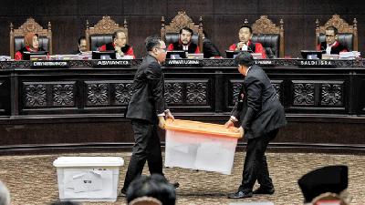 Barang bukti milik Badan Pemenangan Nasional Prabowo-Sandi dalam sidang lanjutan sengketa pemilihan presiden 2019 di Mahkamah Konstitusi. TEMPO/Hilman