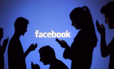 Orang-orang menggunakan ponsel di kantor facebook di Zenica. REUTERS/Dado Ruvic