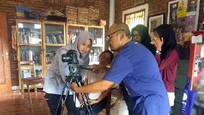 Tonny Trimarsanto teaches video making techniques to his students at Rumah Dokumenter in Klaten, Central Java. Dinda Leo Listy