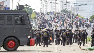 Massa berhadapan dengan polisi di Tanah Abang, Jakarta, 22 Mei 2019. ANTARA/Galih Pradipta