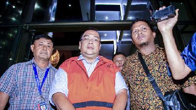 Agus Winoto setelah menjalani pemerik­sa­an di gedung KPK, Jakarta, 29 Juni lalu./ ANTARA/Dhemas Reviyanto