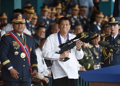 Rodrigo Duterte pada acara serah terimb jabatan kepala kepolisian  di Camp Crame, Quezon, Manila, Filipina, 19 April lalu. REUTERS/Dondi Tawatao