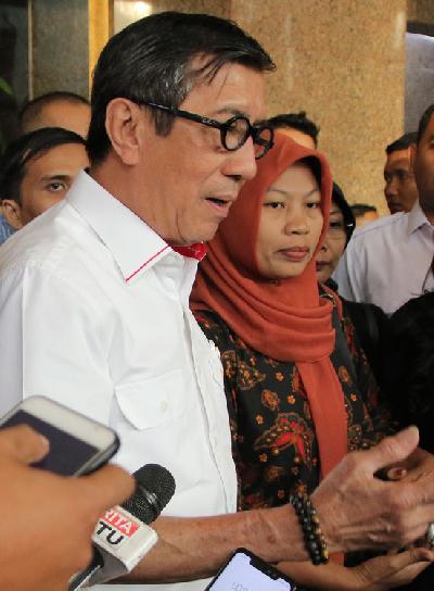 Menteri Hukum dan HAM Yassona Laoly  bertemu Baiq Nuril di Kantor Kemenkumham, Jakarta, Senin lalu
TEMPO/Muhammad Hidayat