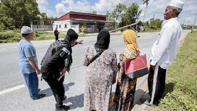 Pemeriksaan oleh pihak kepolisian terhadap warga Thailand selatan setelah terjadi ledakan bom di Pattani, Maret 2017./Reuters/Surapan Boonthanom