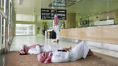 Suasana terminal keberangkatan internasional bandar udara di Riyadh, Maret 2009. REUTERS/Fahad Shadeed/File Photo