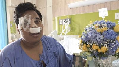 Aktivis Thailand, Sirawith Seritiwat, menerima perawatan setelah mendapat serangan misterius di Bangkok, 3 Juli 2019. REUTERS/Stringer NO RESALES
