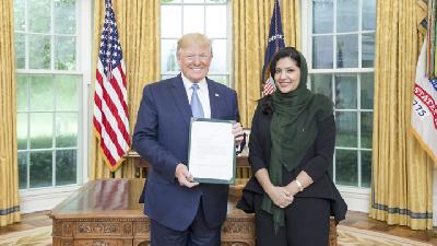 Putri Rima memberikan surat kepercayaan sekaligus menandai masa tugasnya sebagai Duta Besar Arab Saudi untuk Amerika Serikat. Dok Reema Bandar