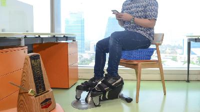 Penggunaan Kinesia, alat olahraga bagi pekerja dengan posisi duduk tanpa harus meninggalkan meja kerja di Jakarta, 17 Juli 2019. TEMPO/Nurdiansah