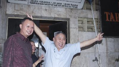 Lieus Sungkharisma didampingi penasihat hukumnya keluar dari rumah tahanan Kepolisian Daerah Metro Jaya, Jakarta 3 Juni 2019. ANTARA/Reno Esnir