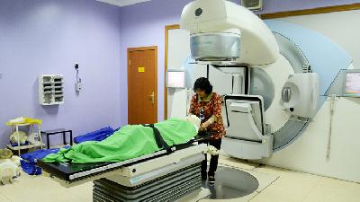 Pasien penderita penyakit kanker menjalani pengobatan radiasi di Ruang Radioterapi Rumah Sakit Cipto Mangunkusumo, Jakarta, Mei 2016./TEMPO/Imam S.
