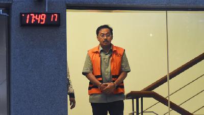 Tersangka Gu­bernur Kepulauan Riau Nurdin Basirun di ge­­dung Komisi Pemberantasan Korupsi, Jakarta, 16 Juli 2019./ ANTARA /Indrianto Eko Suwarso
