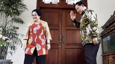 Ketua Umum Partai Gerindra Prabowo Subianto berpamitan kepada Ketua Umum PDI Perjuangan Megawati Soekarnoputri di Jakarta, Juli 2019./ANTARA