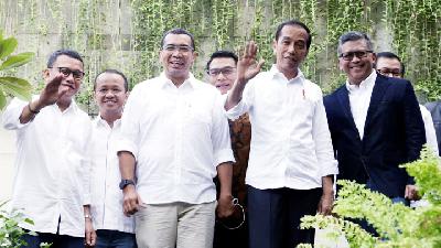 Presiden RI terpilih, Joko Widodo, bersama anggota partai koalisi dalam acara pembubaran Tim Kampanye Nasional Jokowi-Ma’ruf Amin di Menteng, Jakarta/