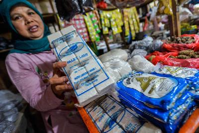 Garam kemasan di Pasar Tebet, Jakarta, kemarin.