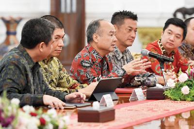Kunjungan CEO Softbank Masayoshi Son (tengah) di Istana Merdeka, Jakarta, kemarin. 