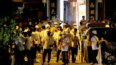 Sekelompok orang yang menyerang demonstran undang-undang ekstradisi di stasiun metro Yuen Long, Hong Kong, 21 Juli 2019./ REUTERS/Tyrone Siu