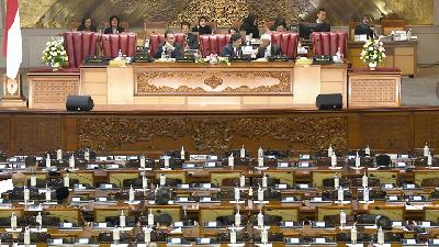 Rapat paripuna Dewan Perwakilan Rakyat dipimpin Ketua DPR Bambang Soesatyo (depan, kiri) di gedung parlemen, Senayan, Jakarta, 25 Juli 2019. /ANTARA
