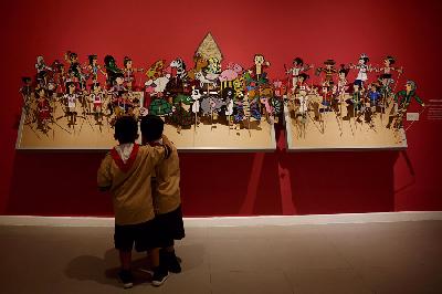 Sejumlah anak-anak melihat pameran karya seni rupa dalam Festival Seni Rupa Anak Indonesia bertajuk "Main" di Galeri Nasional Indonesia