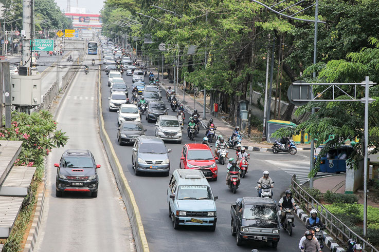 Sejumlah kendaraan di Jalan Gunung Sahari, Jakarta, kemarin.  TEMPO/Muhammad Hidayat