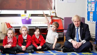 Boris Johnson bersama murid sekolah dasar di Hastings, Inggris, Maret 2018./Reuters/Dylan Martinez