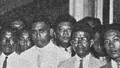 Liem Koen Hian (tengah belakang) sebagai Ketua Partai Tionghoa Indonesia di antara para Indonesier, di Surabaya, sekitar 1933. Koleksi Ravando Lie