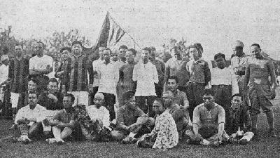 Liem Koen Hian (keempat dari kiri) berfoto bersama dalam kompetisi sepak bola tandingan di Lapangan Pasar Turi, Surabaya, Mei 1932. Koleksi Ravando Li