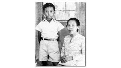 Mohammad Toha bersama ibunya PADA1948./Tempo