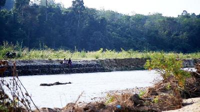 Suasana tepi Sungai Nyunyo di Jorong Bukit Mendawa, Kecamatan Pulau Punjung, Dharmasraya, Sumatera Barat. TEMPO/Andri El Farouqi