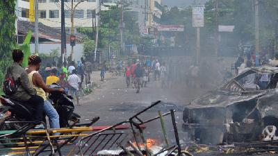 Pembakaran sejumlah kendaraan bermotor saat demonstrasi di Manokwari, 19 Agustus 2019. Hans Arnold Kapisa