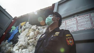A container with imported plastic waste at Batu Ampar Port, Batam, Riau Islands, last July./ ANTARA FOTO/M N