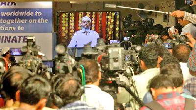 Zakir Naik saat berbicara kepada pers di Mumbai, India, Juli 2016. REUTERS/Shailesh Andrade