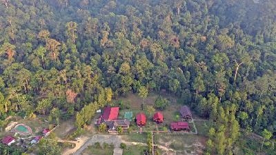 Foto aerial kompleks penginapan di kawasan wisata Bukit Bangkirai, Kecamatan Samboja, Kutai Kartanegara, Kalimantan Timur, 29 Agustus 2019. 