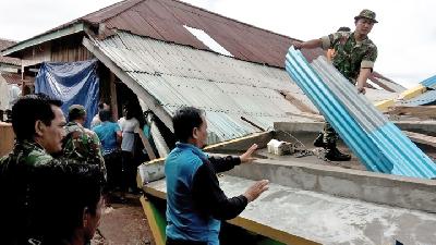 Rumah yang hancur akibat gempa magnitudo 6,1 di Tarakan, Kalimantan Utara, Desember 2015. TEMPO/SG Wibisono
