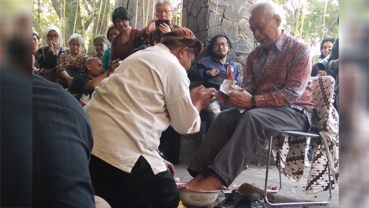 Ruwatan 80 tahun usia Jakob Sumardjo di Institut Seni Budaya Indonesia Bandung, 31 Agustus 2019./TEMPO/ ANWAR SISWADI