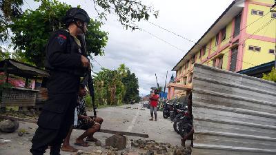 Police Brigade Mobile personnel stand guard near the Nayak Abepura  Student Dormitory in Jayapura, September 1. ANTARA/Zabur Karuru