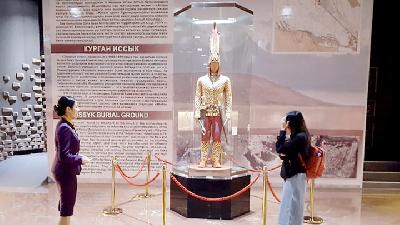 Patung The Golden Man di Museum Nasional Kazakstan. TEMPO/Seno Joko Suyono