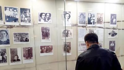 Foto korban yang dijebloskan ke kamp konsentrasi Stalin di Museum Alzhir, Kazakstan. 