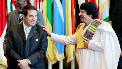 Zine El Abidine Ben Ali (kiri) bersama pemimpin Libya, Muammar Qadhafi, 2010./REUTERS/Francois Lenoir/File Photo