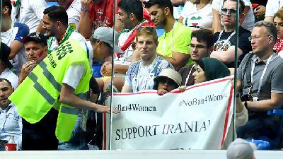 Aksi menentang kebijakan pemerintah Iran melarang perempuan menonton pertandingan sepak bola di stadion saat Piala Dunia Rusia 2018./REUTERS/Dylan Mar