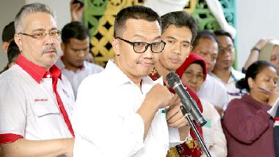 Imam Nahrawi (tengah) memberi­kan keterangan pers tentang pengunduran dirinya di kantor Kementerian Pemuda 
dan Olahraga, Jakarta, 19 September 2019.
