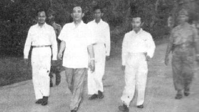 Bung Karno (ketiga kiri) dan Dullah (kedua kanan) di kompleks Istana Negara, Jakarta./dok. mikke susanto
