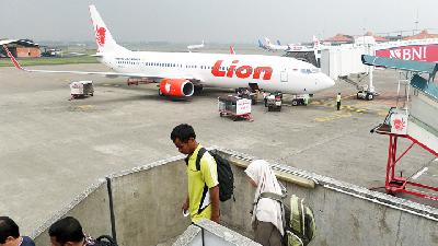 Penumpang  pesawat Lion Air di Bandar Udara Soekarno-Hatta, Tangerang, Banten. TEMPO/Imam Sukamto