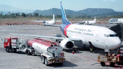 Pesawat Sriwijaya Air mengisi avtur dari truk tangki Pertamina di Bandar Udara Internasional Sultan Hasanuddin, Makassar, Agustus 2012./ Dok. TEMPO