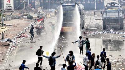 Police sprayed demonstrators with water canons in front of the DPR Building, Senayan, Jakarta, September 24. TEMPO/Hilman Faturahman